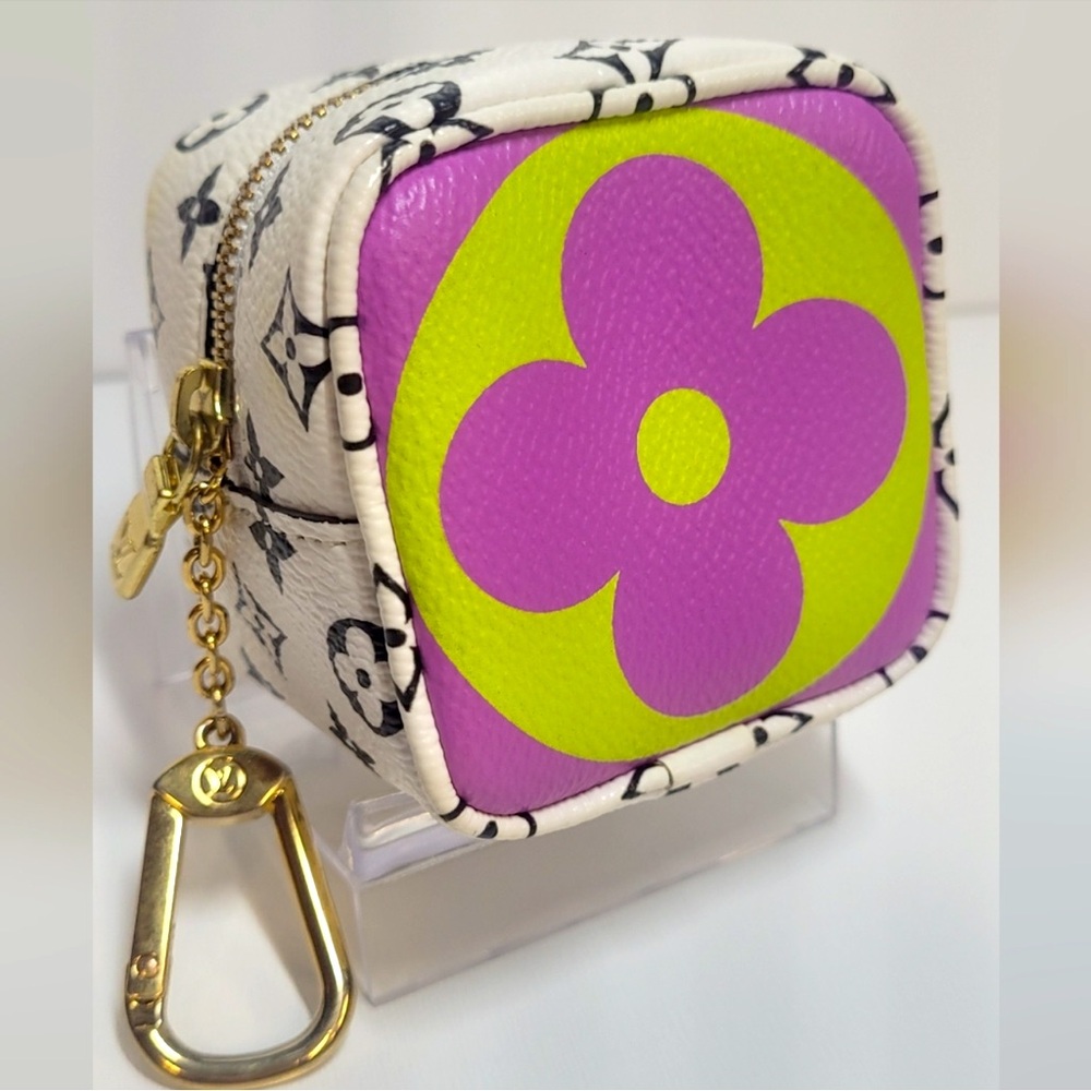 💯 Authentic Louis Vuitton White Monogram Giant Porte Monnaie Cube